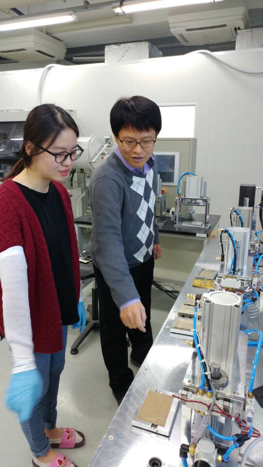 해수전지 연구실에서 셀 제조과정을 점검하고 있는 김영식 교수(오른쪽)와 연구원.