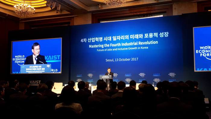 신성철 KAIST 총장이 WEF와 함께 개최한 '4차 산업혁명 시대 일자리의 미래와포용적 성장' 행사에 앞서 인사말을 건네고있다.