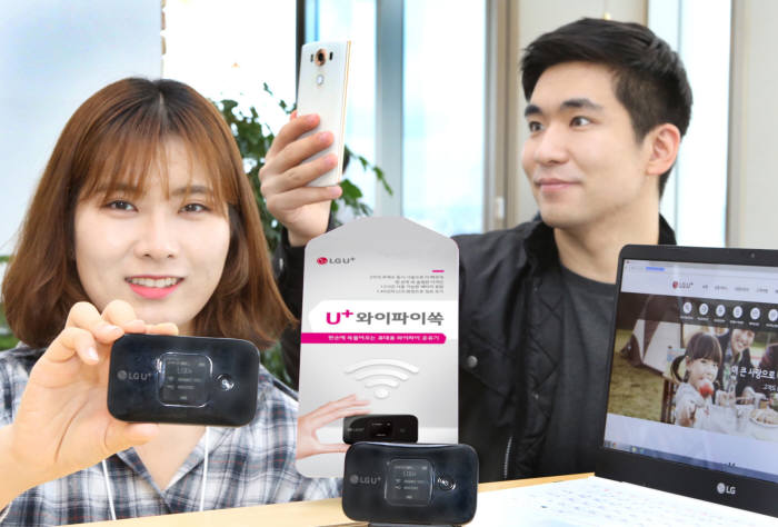 LG유플러스는 LTE 라우터 'U+와이파이쏙'을 출시했다고 15일 밝혔다. U+와이파이쏙은 전국 어디서나 LTE 신호를 받아 와이파이 신호로 바꿔주는 휴대형 라우터다.
