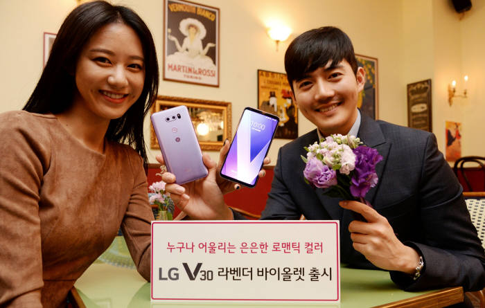 모델들이 LG V30 라벤더 바이올렛 모델을 소개하고 있다.