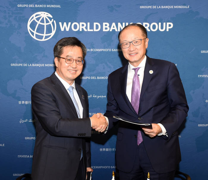 김동연 경제부총리 겸 기획재정부 장관(왼쪽)이 김용 세계은행(WB) 총재와 한국사무소 2기 운영 협력 양해각서(MOU)를 교환한 후 기념촬영을 하고 있다.