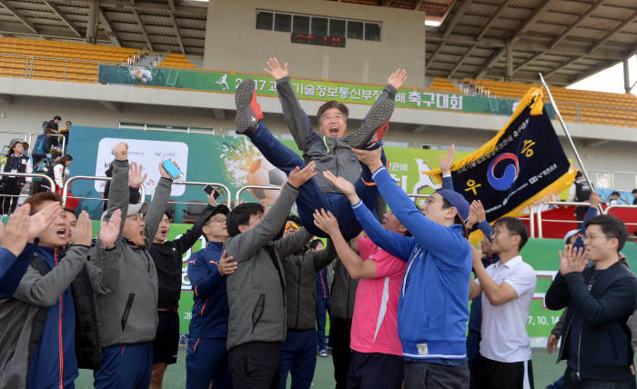 LG유플러스, 2017 과기정통부 장관배 축구대회 첫 우승