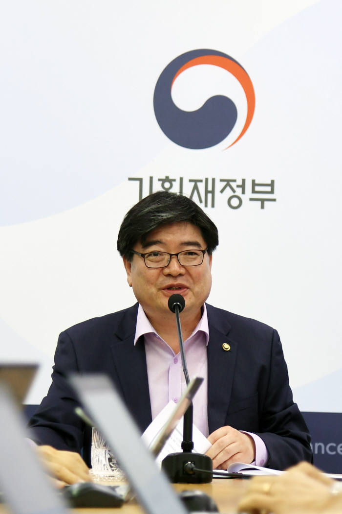 김용진 기획재정부 2차관이 기자간담회에서 발언하고 있다.