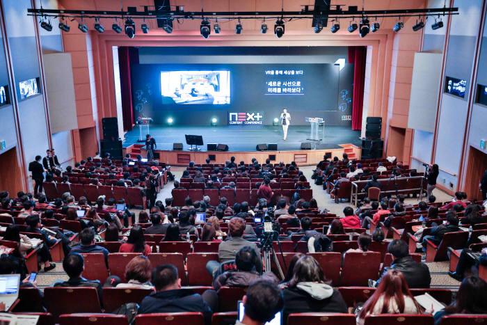23일과 24일 이틀간 코엑스에서 콘텐츠기술의 미래을 논하는 넥스트 콘텐츠 콘퍼런스'가 열린다. 지난해 개최된 지미펑 HTC CEO 기조강연 모습.