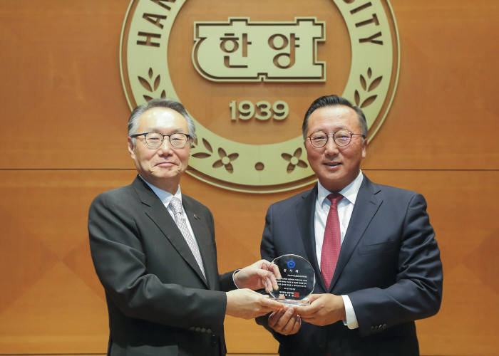 시스코 코리아가 학교법인 한양학원으로부터 성공적인 '한양클라우드센터' 구축에 기여한 공로를 인정받아 감사패를 수상했다. 조범구 시스코 코리아 대표(오른쪽)와 김종량 한양학원 이사장이 기념촬영했다.