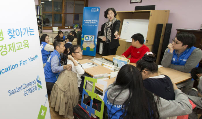 제일은행 직원 자원봉사자가 한빛맹학교에서 진행된 금융교육 수업에 강사로 참여해 금융회사의 종류와 은행의 역할에 대해 설명하고 있다.