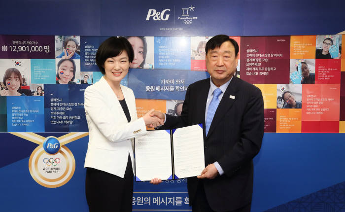 김주연 한국P&G 사장과 이희범 2018 평창동계올림픽조직위원장이 평창동계올림픽 공식 대국민 응원 캠페인 '응답하라 오천만' 캠페인 업무 협약 체결 후 기념 촬영하고 있다.