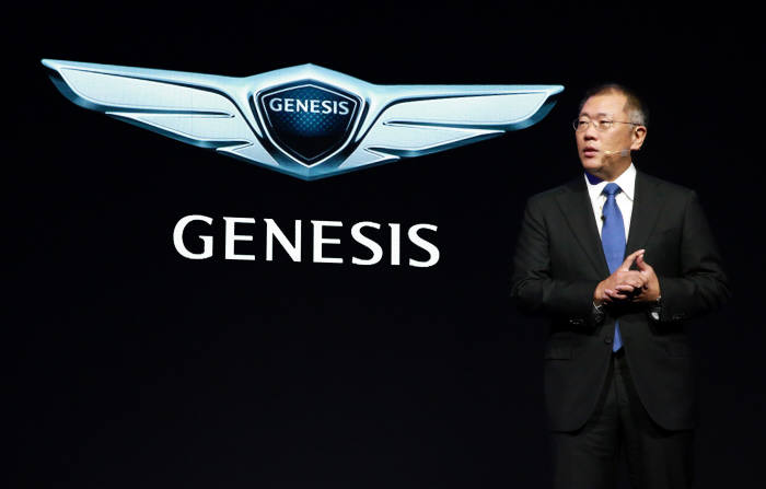 정의선 현대자동차 부회장이 2015년 제네시스 브랜드 런칭 행사에서 발표하고 있다.