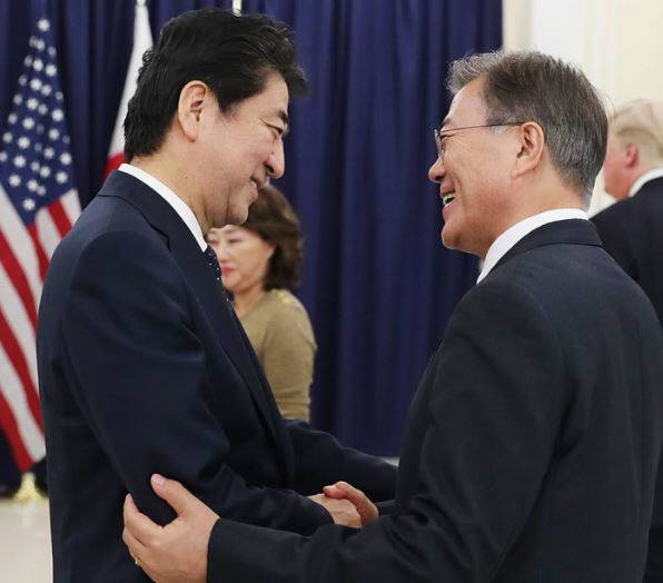 文, 아베 총리에 "네 차례 연속 승리, 축하한다"