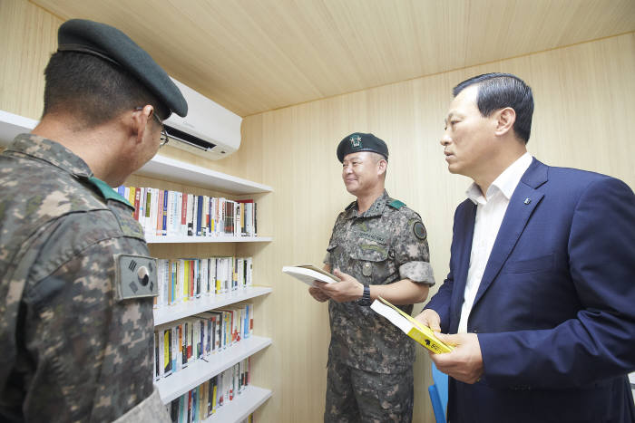 김도진 기업은행장(왼쪽)과 신인호 26사단장(왼쪽 두번째)이 지난 7월 17일 '병영독서카페 개관식'을 마치고 독서카페를 둘러보고 있다.