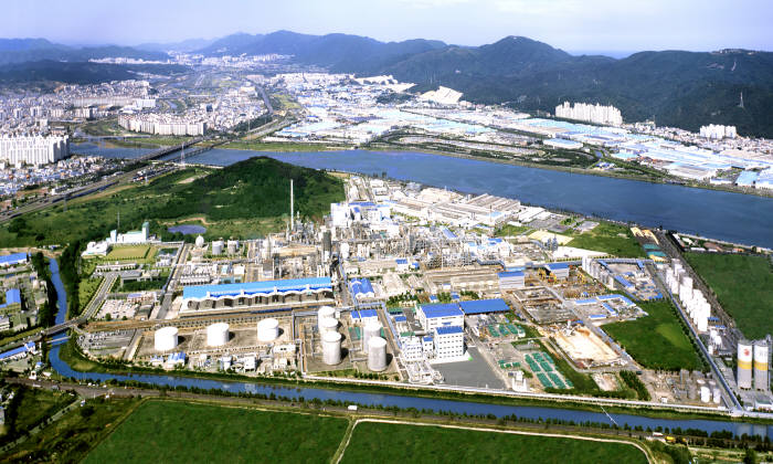 석유화학은 대표적인 에너지다소비업종이다. 사진은 롯데정밀화학 울산공장.