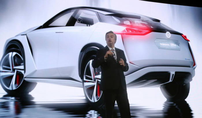 다니엘 스킬라치 닛산 세일즈 총괄 부사장이 '도쿄 모터쇼 2017'에서 '닛산 IMx'를 소개하고 있다.