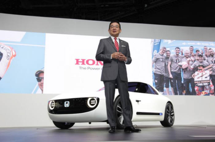 다카히로 하치고 혼다 최고경영자(CEO)가 '도쿄 모터쇼 2017'에서 미래 자동차 기술을 설명하고 있다.