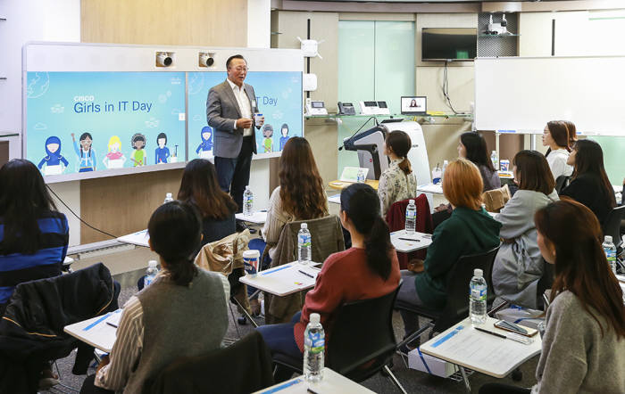 조범구 시스코 코리아 대표가 올해 처음 개최한 '걸스 인 IT 데이(Girls in IT Day)'에서 환영사를 하고 있다.