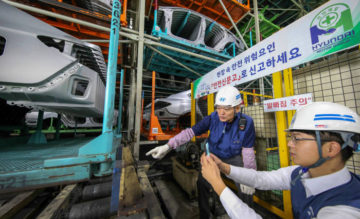 현대차그룹 직원들이 '안전신문고'를 이용해 현장의 위험 요소를 파악하는 모습 (제공=현대자동차그룹)