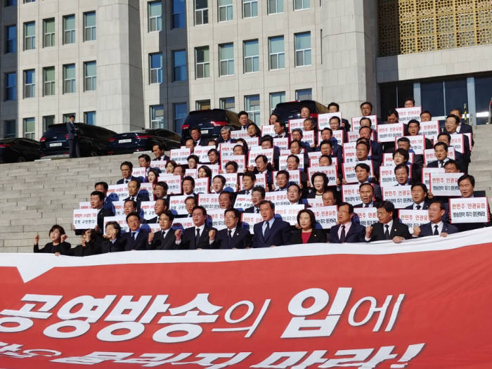 30일 국회 본관 계단 앞에서 자유한국당 의원들이 '공영방송장악 및 북핵압밥 UN 결의안 기권 규탄 결의대회'를 갖고 있다.