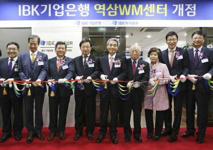 임상현 IBK기업은행 전무이사(왼쪽 네 번째)와 신성호 IBK투자증권 대표(왼쪽 다섯 번째)를 비롯한 관계자들이 기념촬영했다.