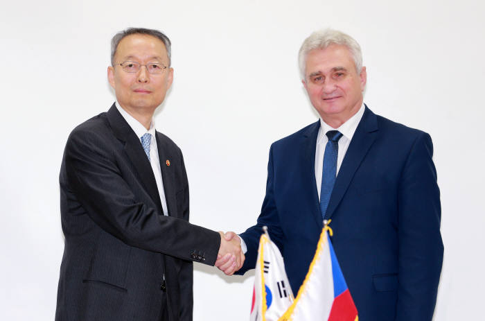 백운규 산업부 장관과 밀란 슈테흐 체코 상원의장이 악수하고 있다.