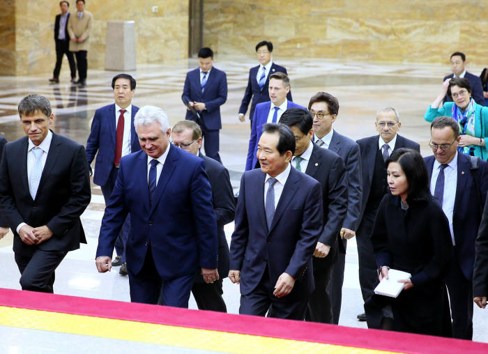 국회도 '원전 세일즈' 지원…정 의장, 체코에 한국원전 안전 강조