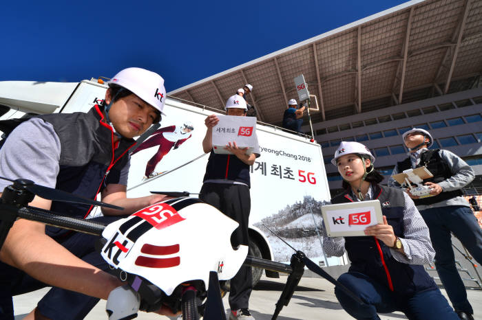 대용량 데이터 전송과 빠른 처리를 바탕으로 하는 4차 산업혁명이 5G 이동통신의 신세계와 만나 더욱 빠르게 우리 앞으로 다가오고 있다. 주말 KT 엔지니어들이 5G 이동통신의 시험무대가 될 강원도 평창 2018 평창동계올림픽 개폐회식장에서 장비 설치와 테스트를 하고 있다. 윤성혁기자 shyoon@etnews.com