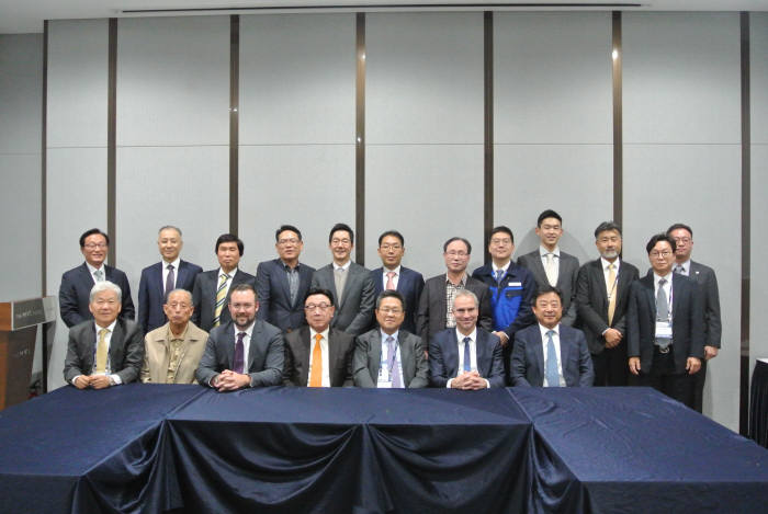 한국파스너공업협동조합, 미국파스너유통협회, 유럽파스너유통협회 관계자들이 기념촬영했다.