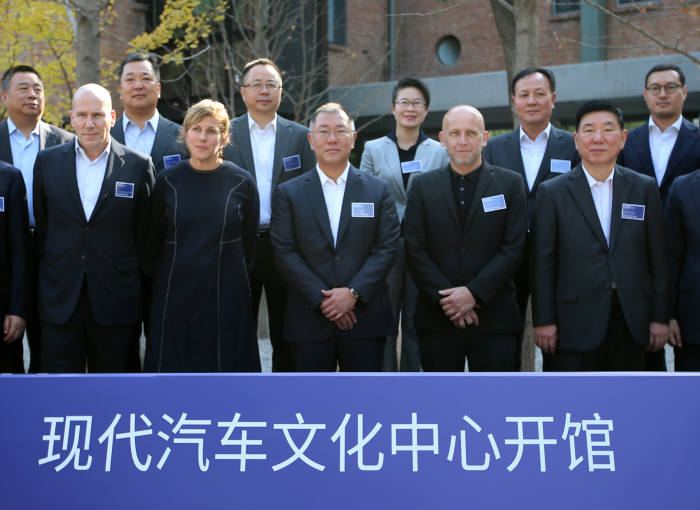 '현대 모터스튜디오 베이징' 개관식에서 (좌로부터) '현대 모터스튜디오 베이징' 디자인 설계社인 2x4 마이클 락(Michael Rock) 대표, 수잔 셀러(Susan Sellers) 대표, 현대자동차 정의선 부회장, ARS Electronica 마틴 혼직(Martin Honzik) 총감독, 현대자동차 이병호 중국사업본부장의 모습 (제공=현대자동차)