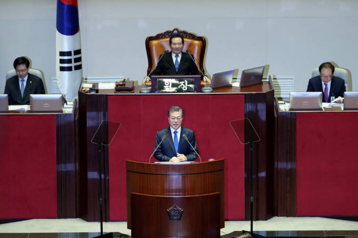 문재인 대통령이 1일 국회에서 내년도 예산안 관련 시정연설을 하고 있다<출처:청와대>