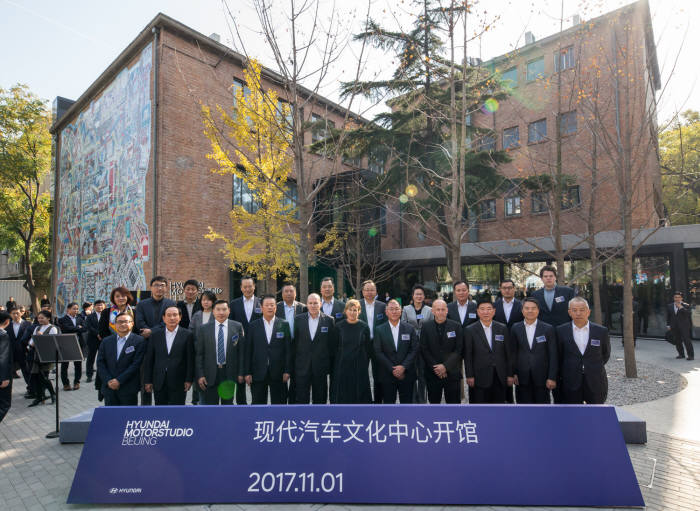 지난 1일 현대자동차가 중국 베이징에 브랜드 체험관 '현대 모터스튜디오 베이징'을 개관했다. 정의선 부회장이 개관식에 참석해 한중관계 회복에 따른 현지시장 입지를 회복하는데 힘을 보탰다.