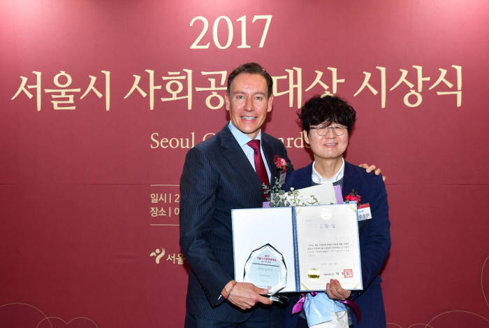 한성자동차 울프 아우스프룽 대표와 서울문화재단 주철환 대표가 기념촬영을 하고 있다.