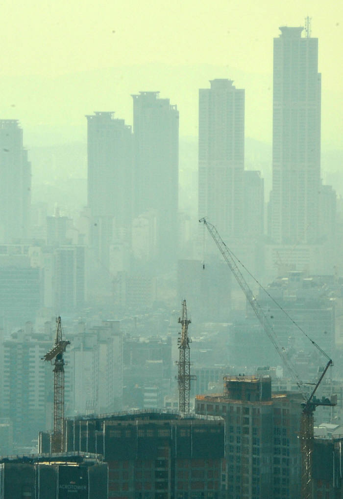 미세먼지 뒤덮힌 서울시.