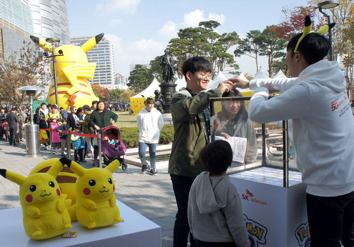 SK텔레콤이 포켓몬고 무료 게임 데이터 215 TB를 제공해 약33억원의 통신비 부담을 줄였다. 사진은 포켓몬고 매니아 고객들이 지난 4일 『포켓몬 페스타』 현장에 참석해 이벤트를 즐기고 있는 모습.