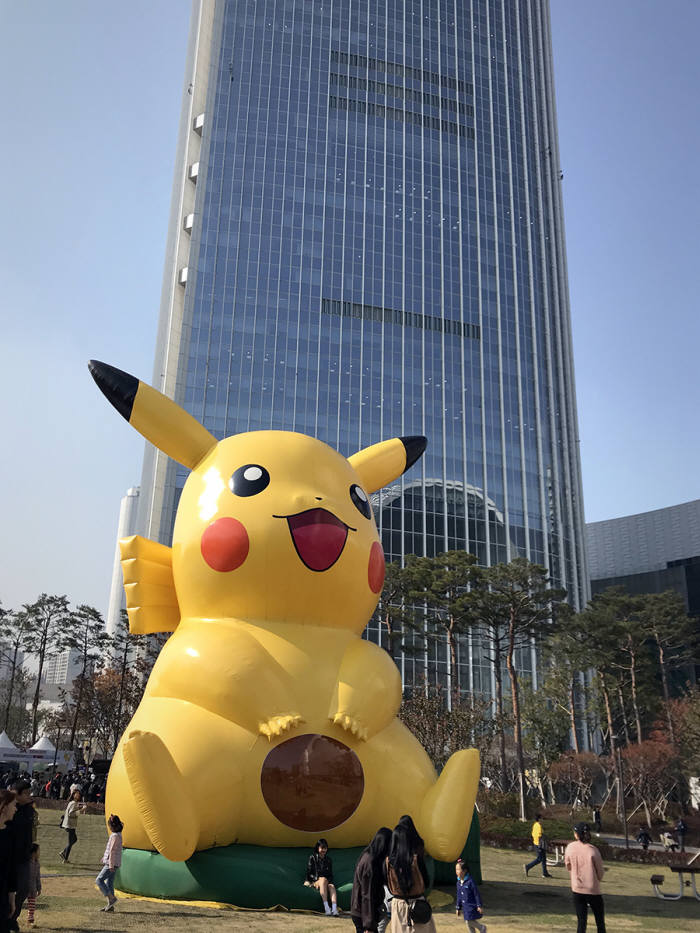 SK텔레콤이 포켓몬고 무료 게임 데이터 215 TB를 제공해 약33억원의 통신비 부담을 줄였다. 사진은 포켓몬고 매니아 고객들이 지난 4일 『포켓몬 페스타』 현장에 참석해 이벤트를 즐기고 있는 모습.