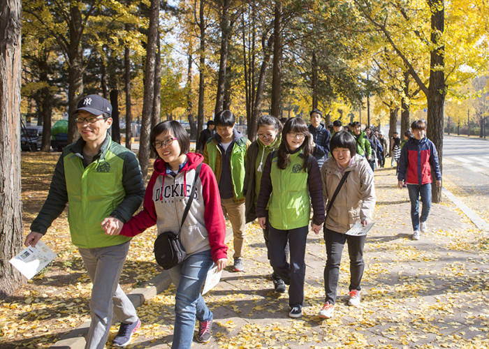 코오롱사회봉사단원들이 복지기관 참가자들과 함께 삼남길을 걷고 있다.