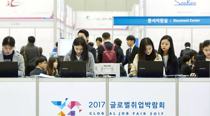 6일 부산 벡스코에서 열린 2017 글로벌취업박람회에 참가한 취업희망자들이 지원사항을 확인하고 있다. 사진:KOTRA