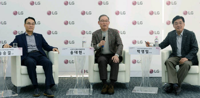 송대현 LG전자 H&A사업본부 사장(가운데)이 6일 LG 창원 R&D센터를 찾은 기자들의 질문에 답하고 있다. 왼쪽부터 송승걸 쿠킹/빌트인BD담당 전무, 송대현 H&A사업본부장 사장, 박영일 키친어플라이언스사업부장 부사장