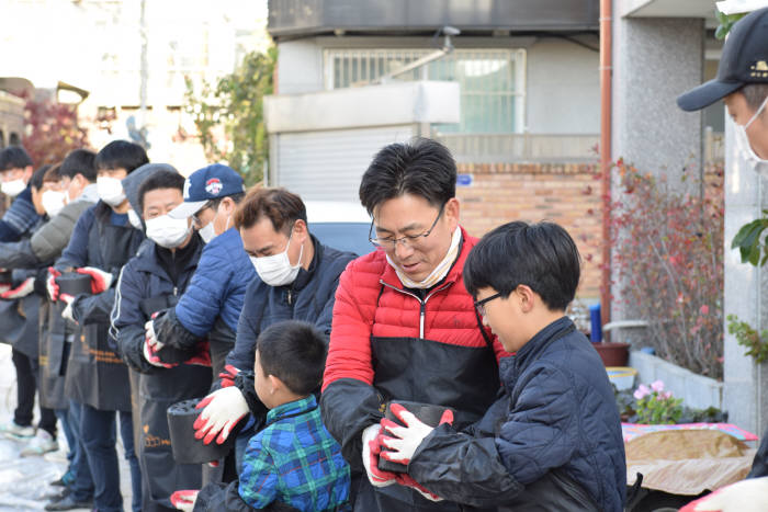 조창현 에이치피케이 대표(오른쪽 두번째)가 임직원과 임직원 가족들과 함께 연탄나눔 봉사활동을 했다.