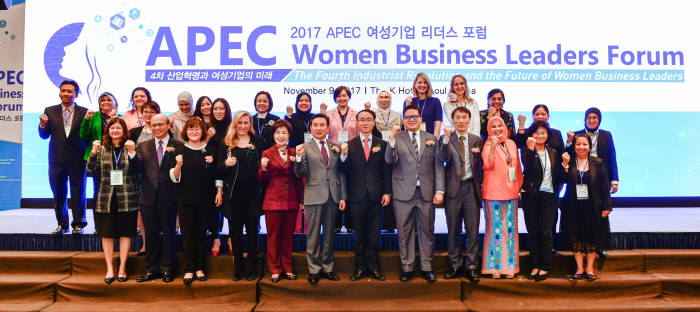 중기부 주최로 열린 'APEC 여성기업 리더스 포럼'에서 행사후 참가자들이 기념촬영했다.앞줄 왼쪽 다섯 번째부터 이민재 한국여성경제인협회 명예회장, 이한철 중소기업진흥공단 부이사장,김형영 중소벤처기업부 서울지방청장,크리스티앙 드 헤수스 주한 필리핀 총영사.