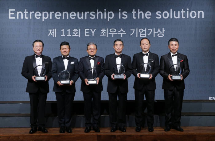 글로벌 회계컨설팅 법인 EY한영(대표 서진석)이 9일 서울 장충동 신라호텔에서 '제11회 EY 최우수 기업가상' 시상식을 개최했다. 사진은 왼쪽부터 이재하 삼보모터스그룹 회장, 넥센타이어 강호찬 대표와 강병중 회장, 김윤 삼양그룹 회장, 강성희 오텍그룹 회장, 이윤용 와이엠씨 대표.