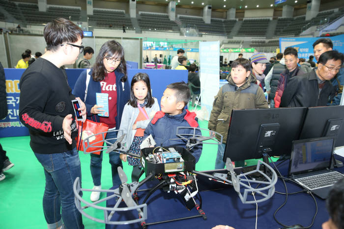 한국지능로봇경진대회 수상작 전시 모습