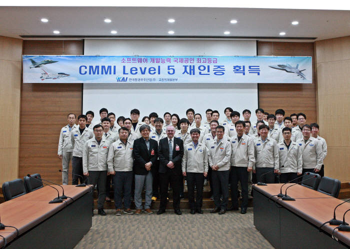 한국항공우주산업은 항공기 개발 전 분야에서 CMMI(Capability Maturity Model Integration) 최고 단계인 레벨 5를 획득했다. 류광수 고정익개발본부장(앞줄 왼쪽 세 번째)과 웨인 리틀필드 CMMI 선임심사원(“ ” 네 번째)이 관계자들과 기념촬영했다.