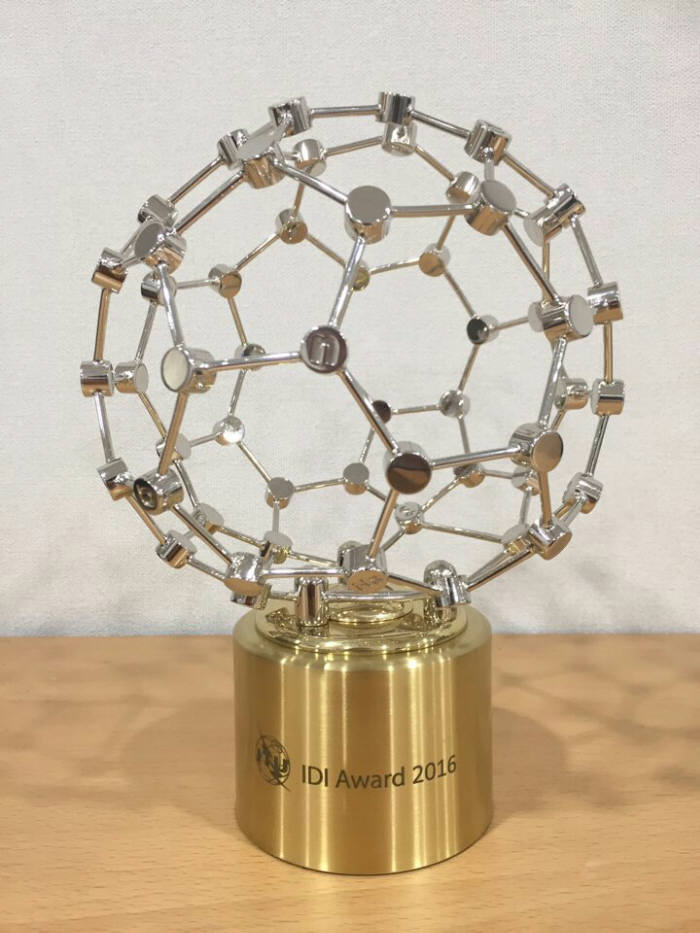 우리나라가 국제전기통신연합(ITU) 정보통신기술 발전지수(ICT 발전지수) 2위를 차지했다. 종합점수에서 0.05점 상승했지만 순위는 한 계단 내려앉았다. 유선전화 가입회선 수와 컴퓨터 보유 가구 비율이 하락한데 따른 결과다. 지난해 ITU ICT 발전지수(IDI) 어워드 2016 트로피