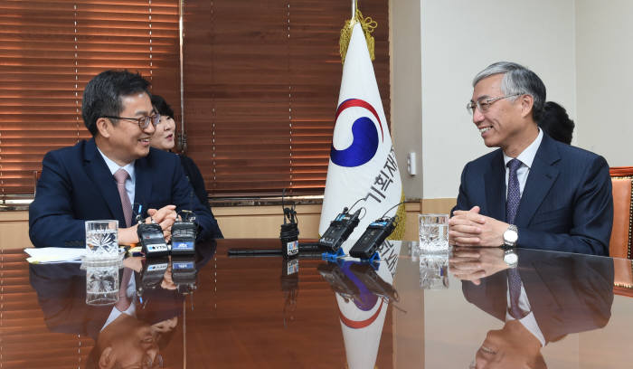 김동연 경제부총리 겸 기획재정부 장관(왼쪽)이 추궈홍 주한중국대사와 대화를 나누고 있다.