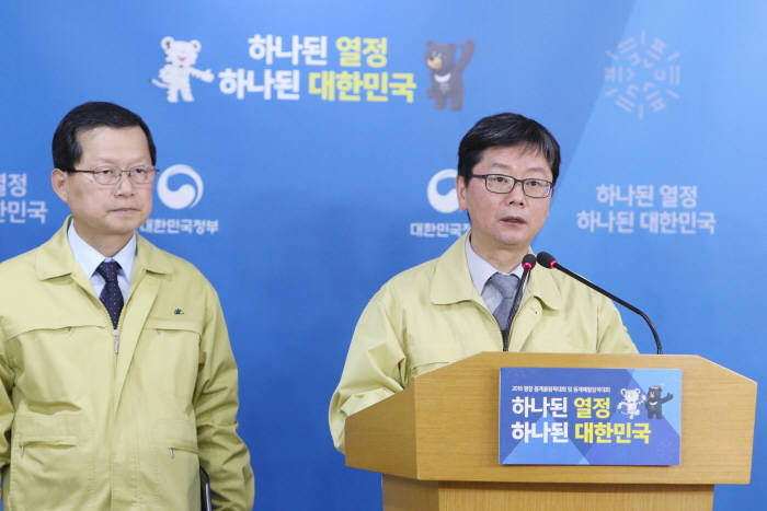 손병석 국토교통부 차관이 19일 정부합동브리핑에서 포항 지진 이재민 임대주택 지원 계획을 발표하고 있다.