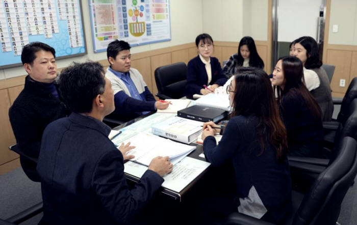 경기도일자리재단 직원들이 아이디어 공유 회의를 하고 있다.