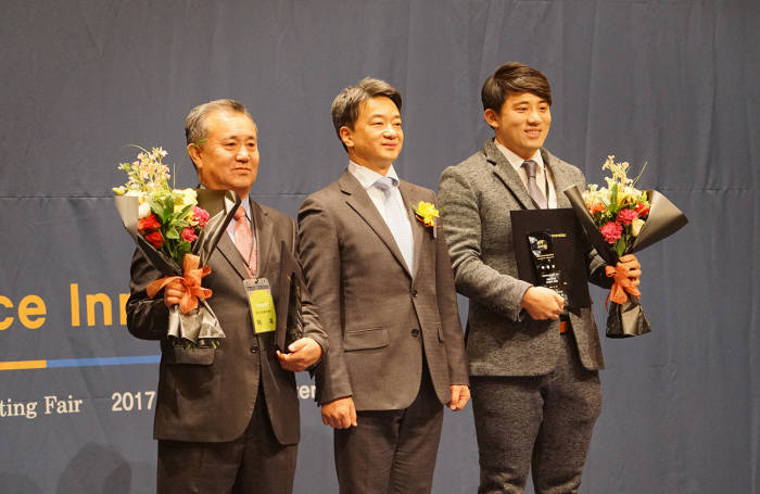 왼쪽부터 허욱 하남시수화통역센터장, 변광윤 이베이코리아 대표, 고광채 위트라이프 대표가 기념 촬영했다.