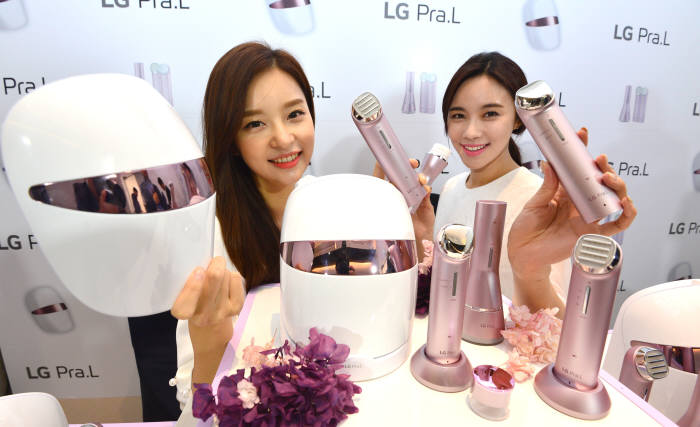 LG전자 모델들이 홈 뷰티기기 'LG 프라엘'을 소개하고 있다.