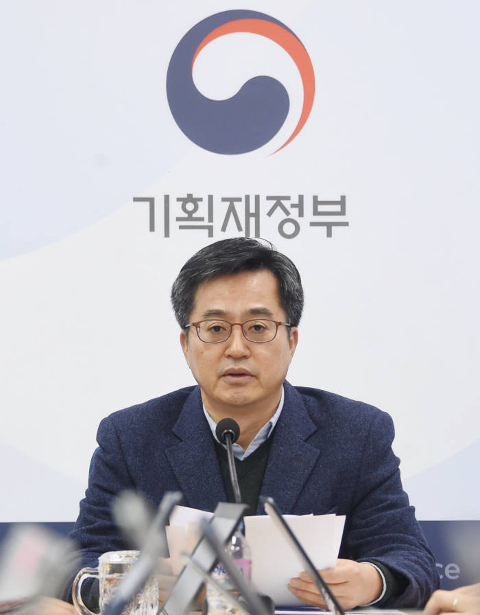 김동연 경제부총리 겸 기획재정부 장관이 기자간담회에서 발언하고 있다.