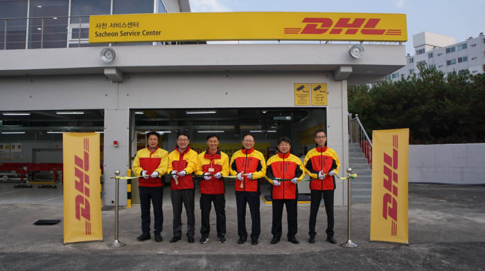 한병구 DHL 코리아 대표(왼쪽 네 번째)와 임직원들이 기념 촬영했다.