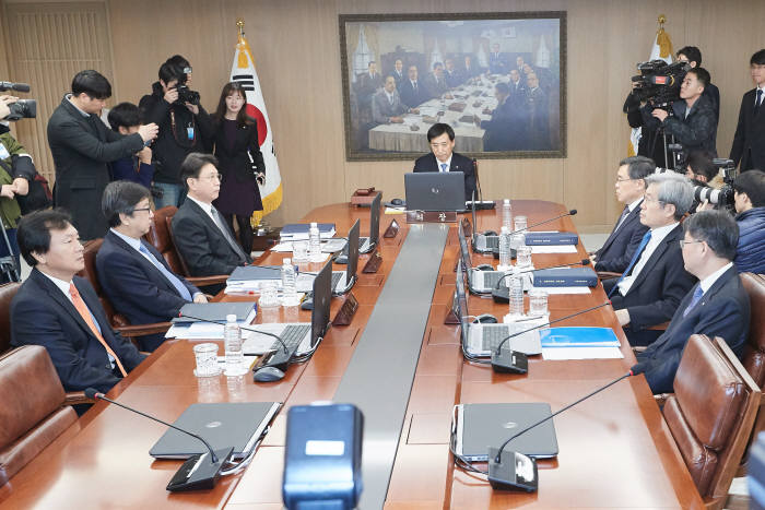 한국은행 기준금리 0.25%P 인상...'저금리 시대 종말'
