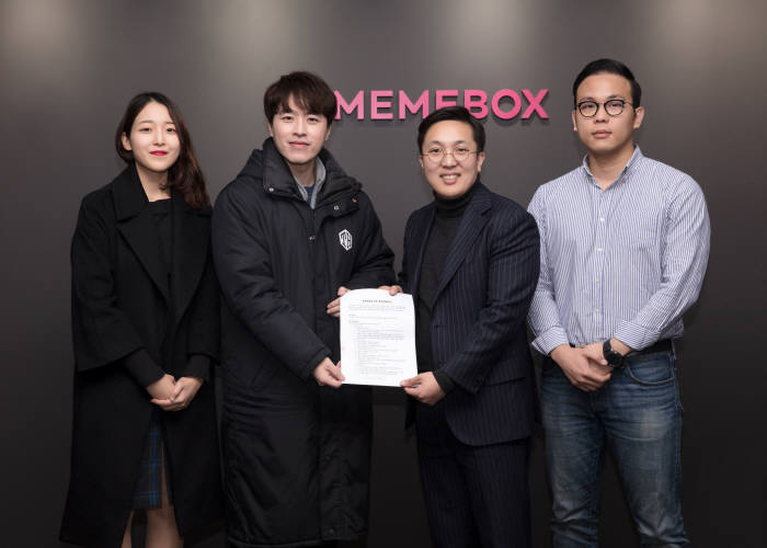 트레져헌터와 미미박스 관계자가 1일 성남시 분당구에 위치한 미미박스 본사에서 뷰티 크리에이터의 육성과 향후 공동사업 추진을 내용으로 하는 업무 협약을 체결한 뒤 기념촬영을 하고 있다.왼쪽부터 이명주 트레져헌터 크리에이터사업팀 뷰티매니저, 고동기 트레져헌터 크리에이터사업팀장, 박태순 미미박스 사업개발 총괄, 제갈준 미미박스 브랜드 파트너십 팀장.